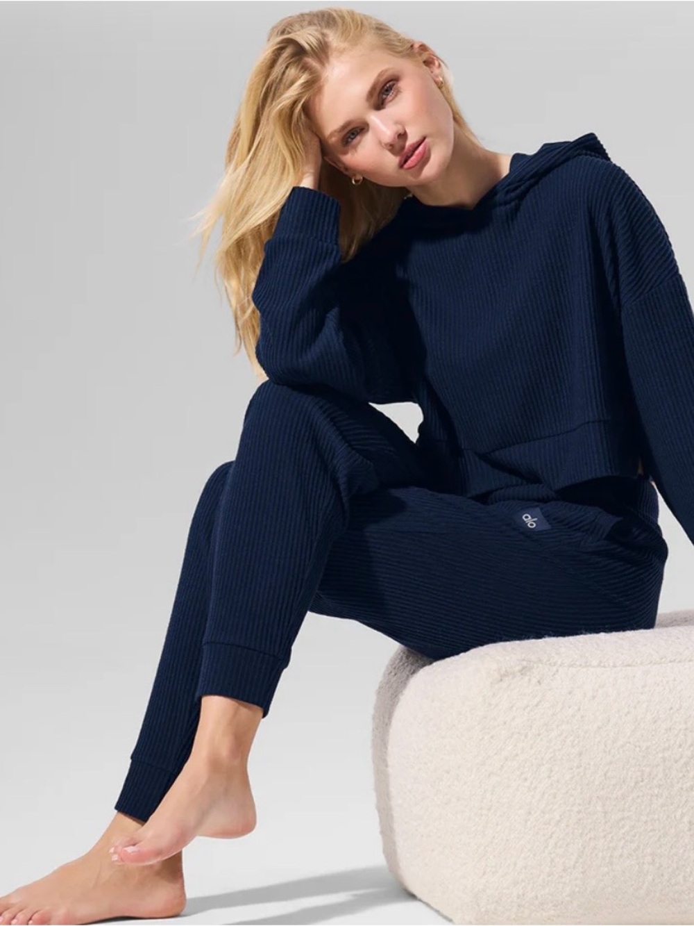 ALO MUSE RIBBED CROPPED HOODIE & MUSE RIBBED JOGGERS - Picture 9 of 12